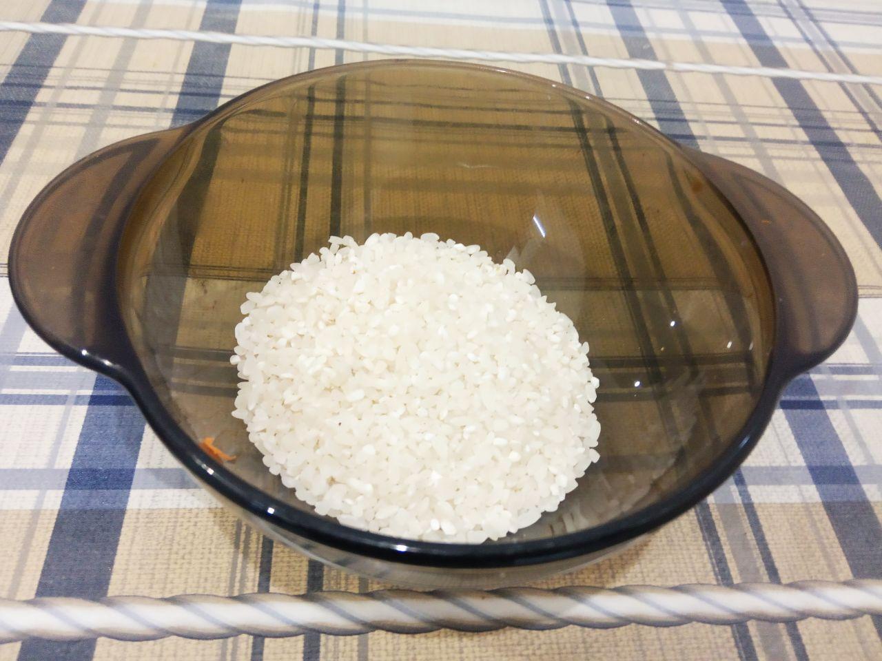 Простой рецепт рассольника с рисом и солеными огурцами: Рис промываем пока не станет прозрачной вода и добавляем в бульон.