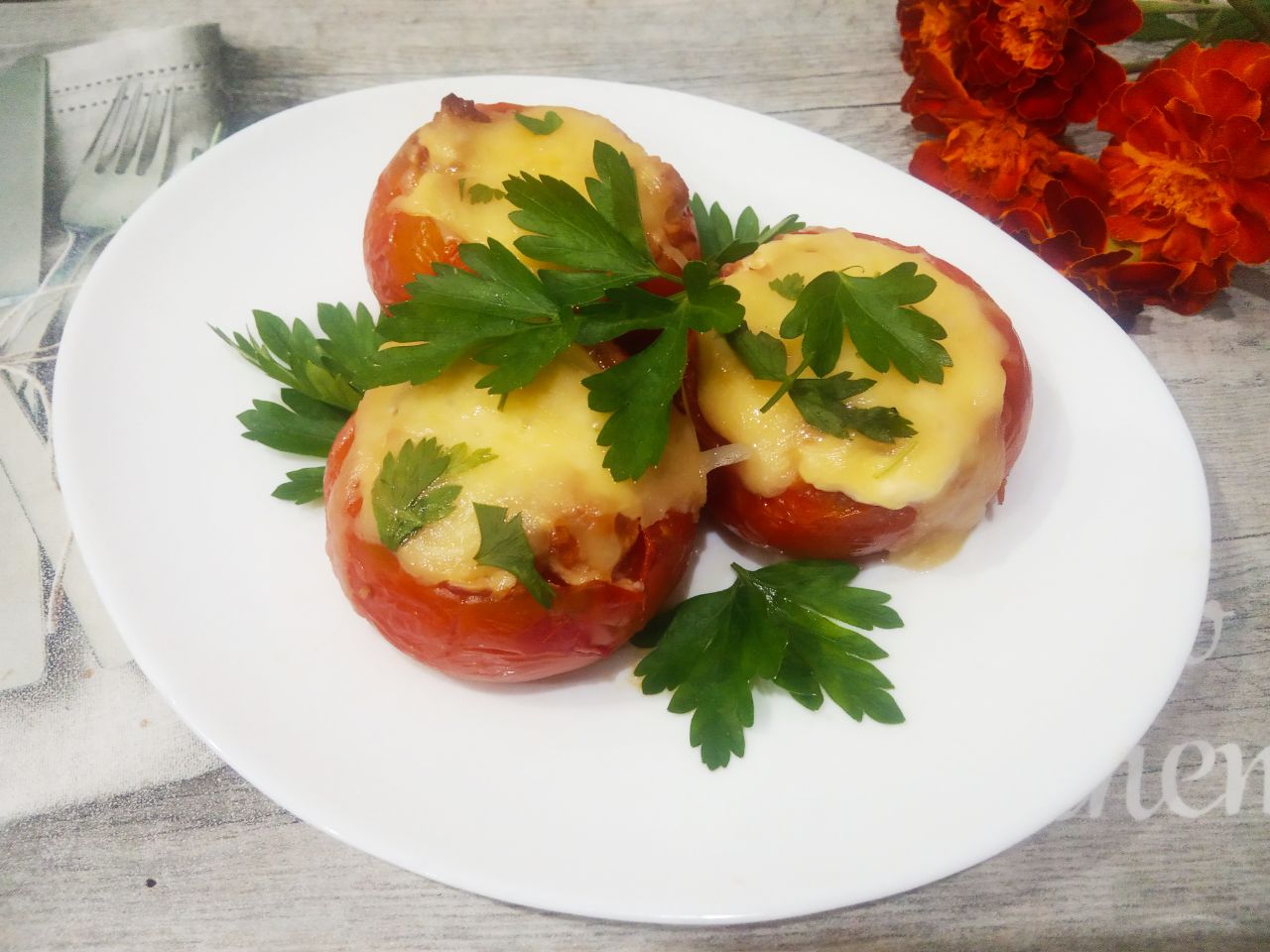 Запеченные помидоры с мясной начинкой и сыром