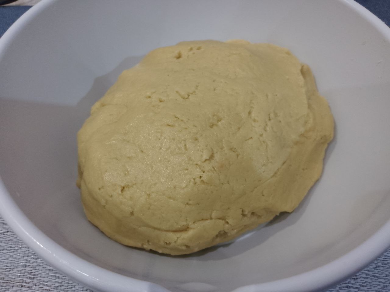 Песочное лимонное печенье, ароматное и вкусное: Соединяем все подготовленные ингредиенты и замешиваем тесто, которое хорошо вымешиваем.