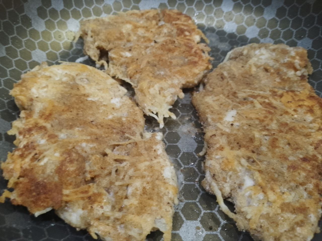 Курица пармиджано с протертыми помидорами и сыром: Переворачиваем филе на другую сторону и обжариваем.