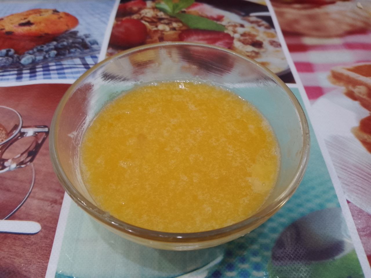 Пирог из песочной крошки, творожной начинки и ягод клубники: В желтки добавляем сахар и растираем.
