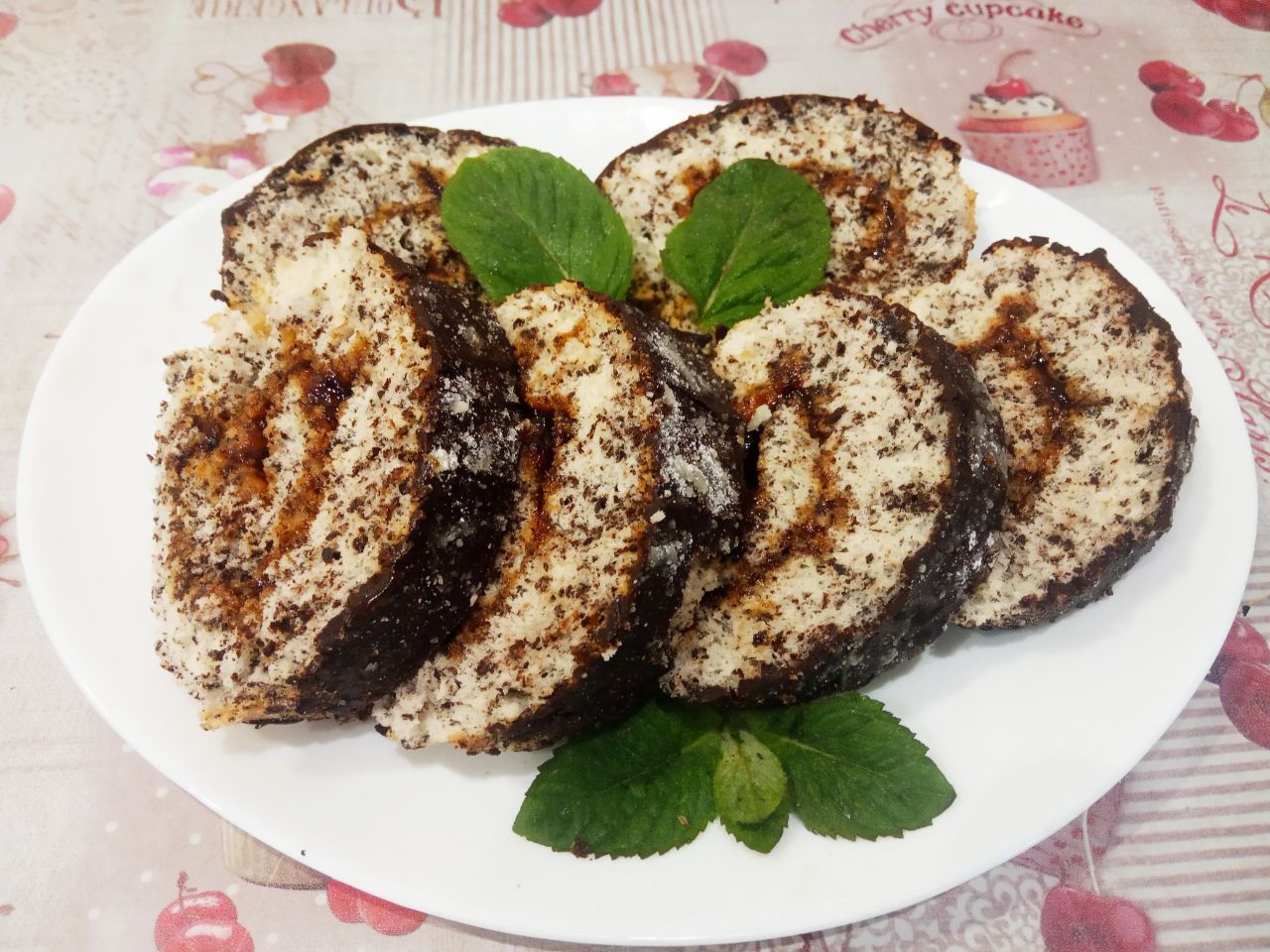 Рулет из бисквитного теста с шоколадом и джемом, вкусный и аппетитный