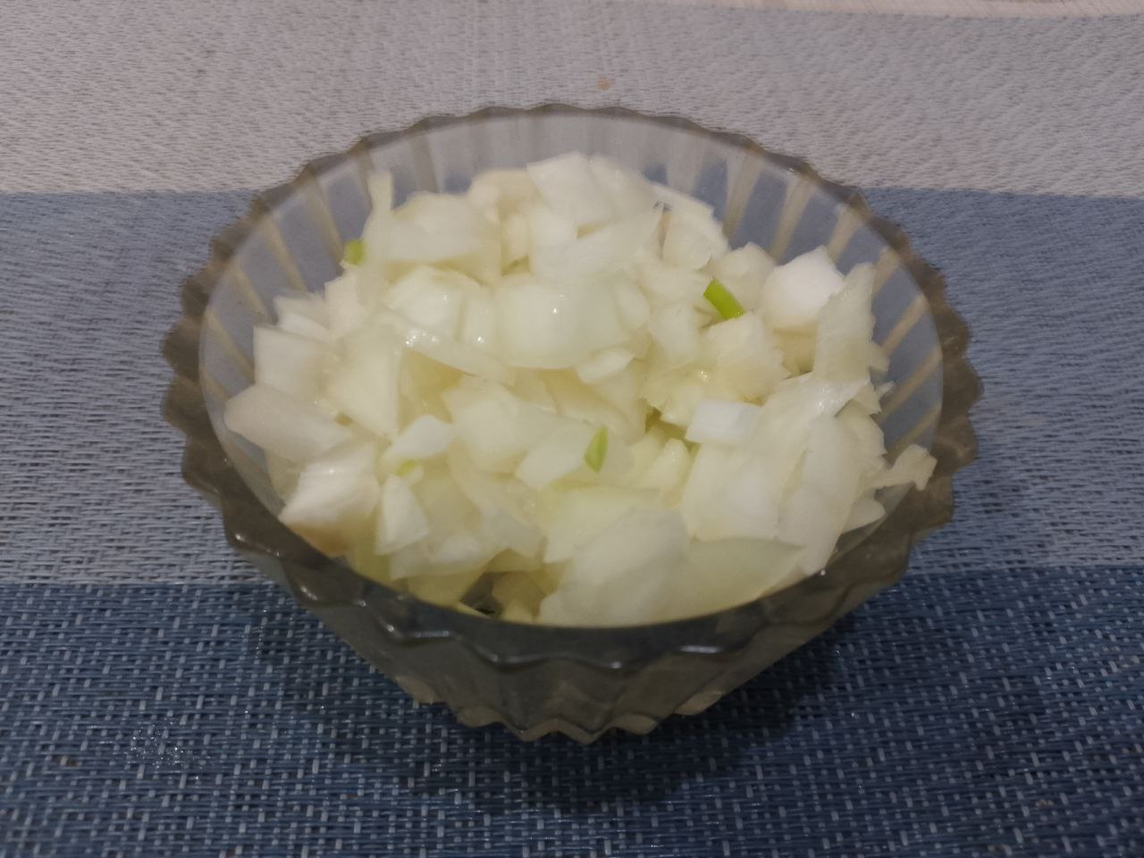 Рыбный паштет со специями, вкусный и сытный: Лук очищаем, промываем, одну луковицу кладем к рыбе, другую измельчаем.