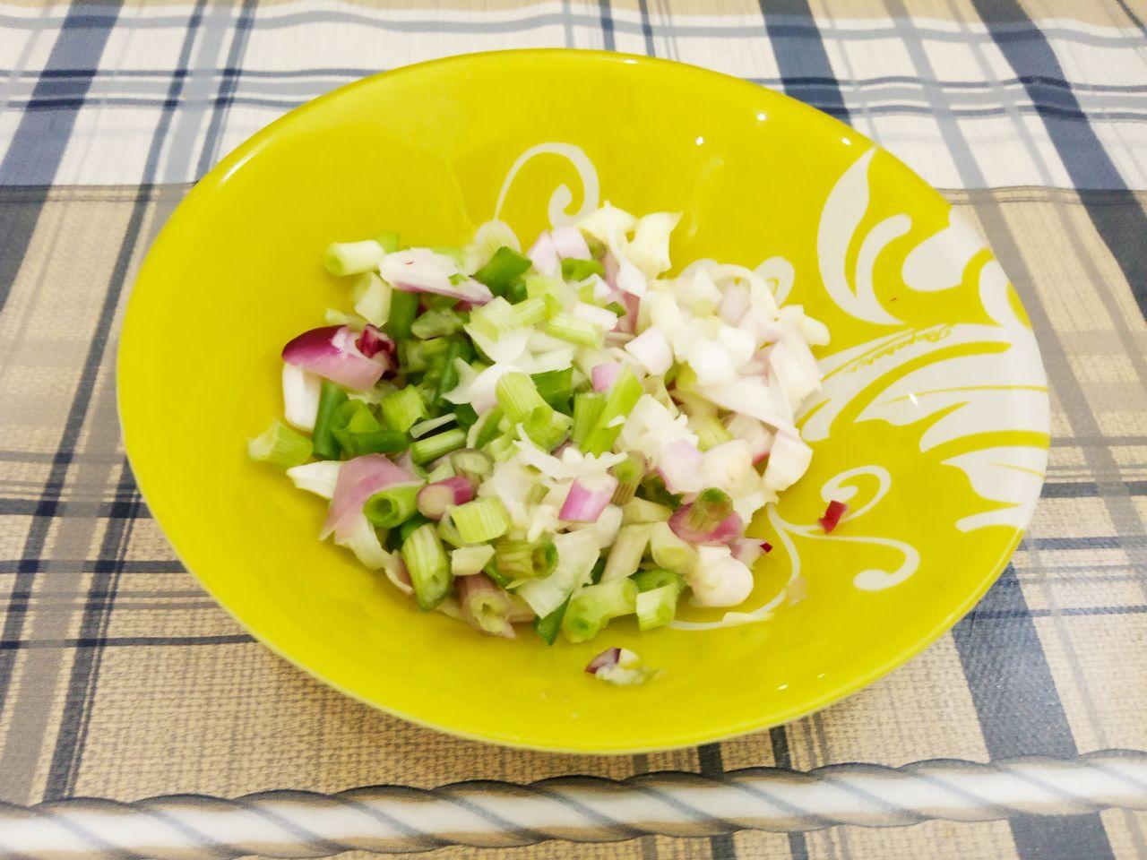 Сочные кабачковые гнезда с мясной начинкой и сыром: Лук очищаем, промываем, мелко измельчаем и обжариваем на растительном масле до золотистого цвета. Затем