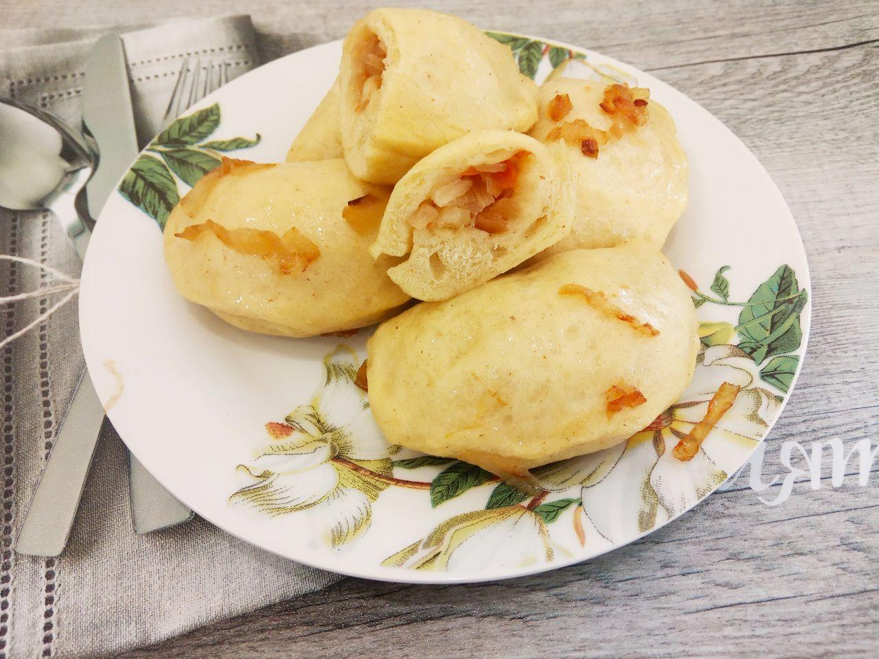 Воздушные вареники с тушеной капустой, приготовленные на пару