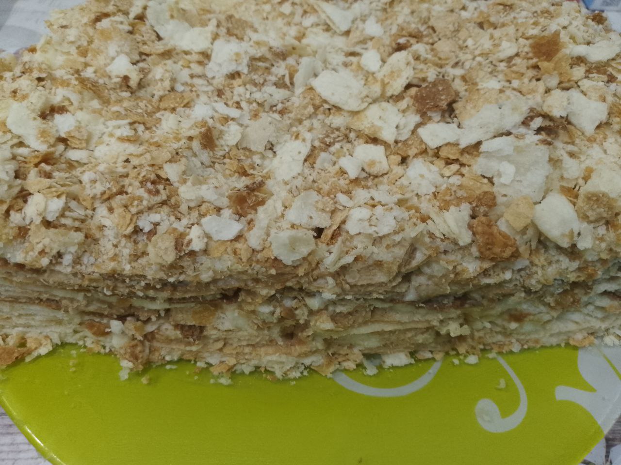 Простой рецепт торта «Наполеон», нежный и вкусный: Посыпаем верх и бока торта крошкой. Помещаем торт в холодильник на ночь, чтобы пропитался.