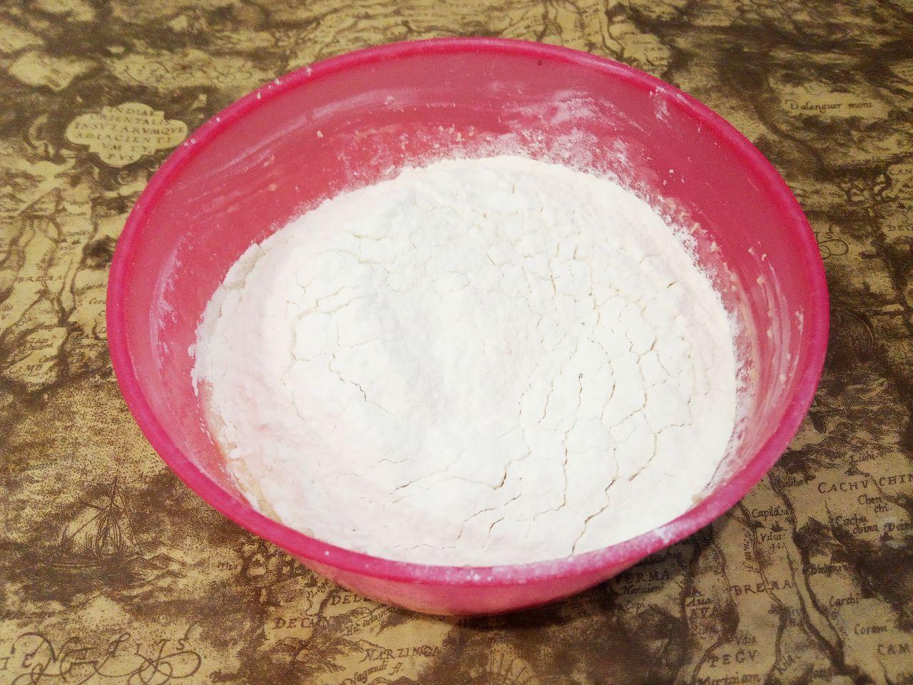 Вкусное и аппетитное печенье с творогом: Муку просеиваем через мелкое сито и добавляем в смесь.