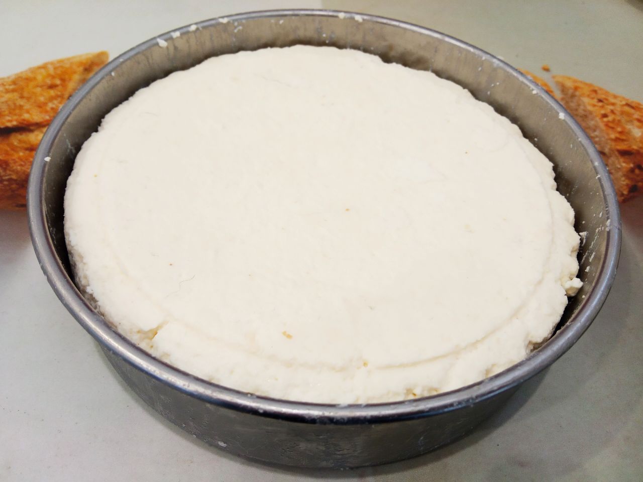 Адыгейский домашний сыр на сыворотке, просто и вкусно: Помещаем сыр обратно в форму и ставим в холодильник.