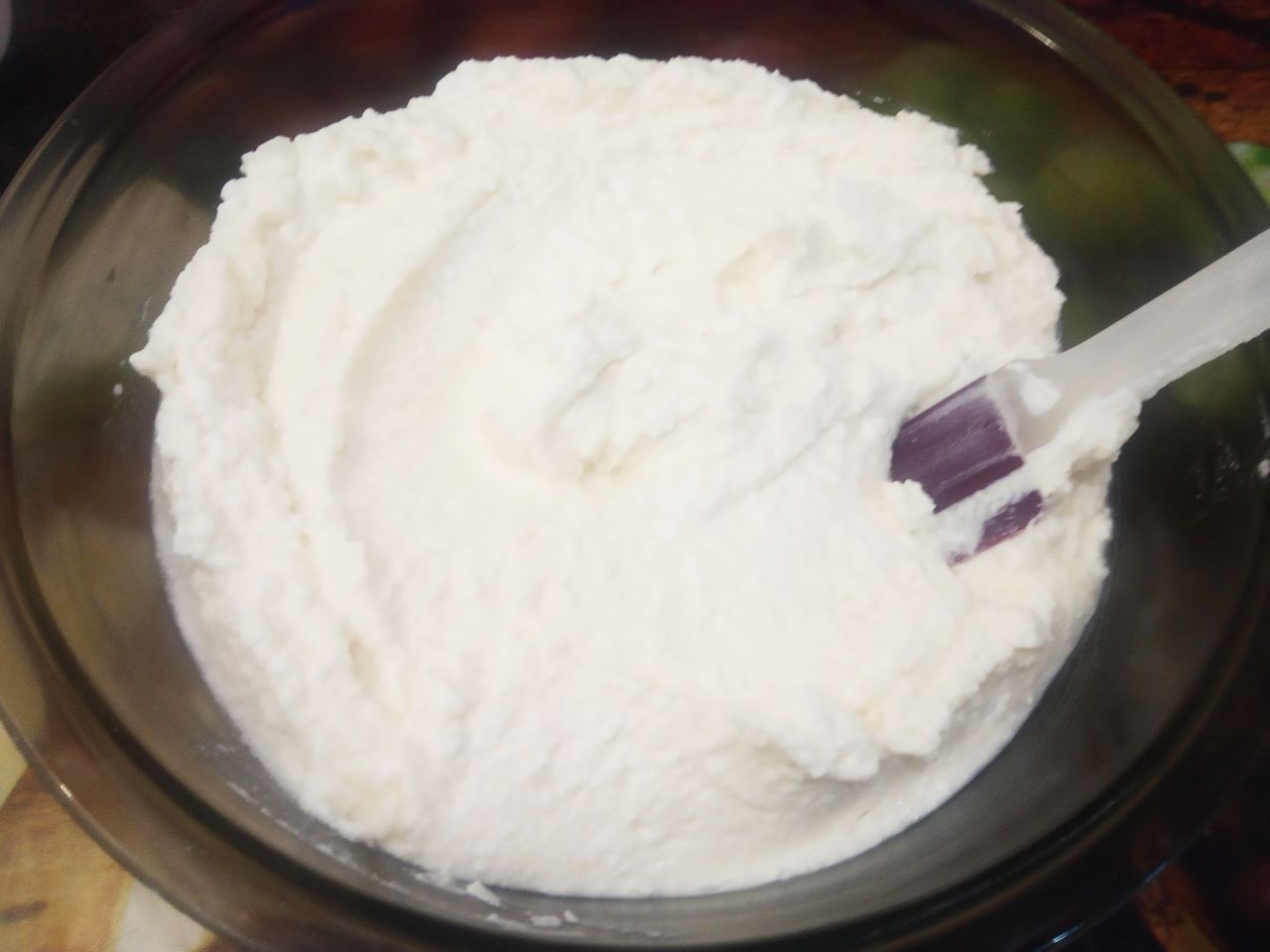 Десерт из творога и изюма, просто и вкусно: Соединяем творог, сахар, сметану, сливочное масло и ванильный сахар, творожную массу тщательно размешиваем