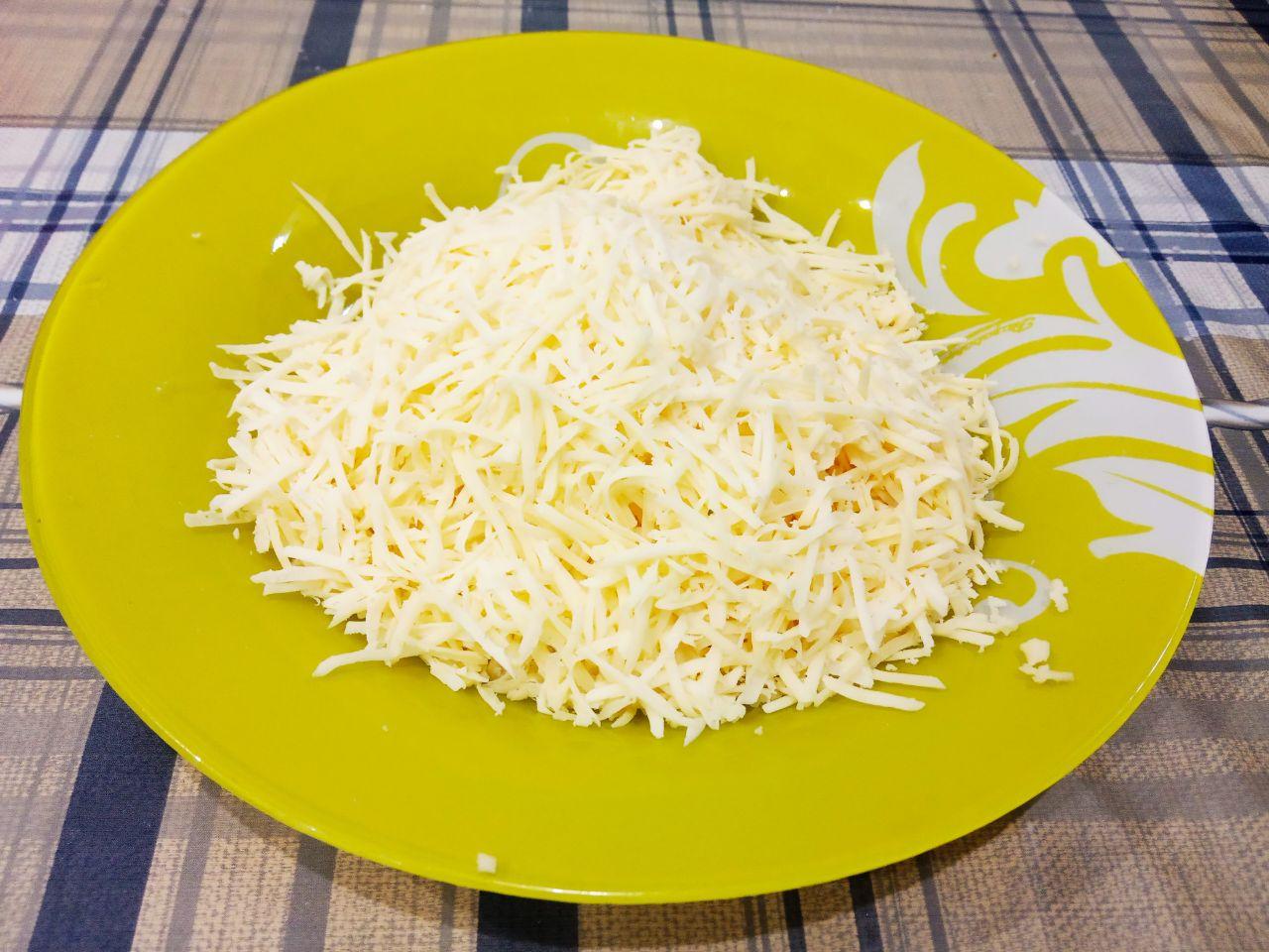 Соус сметанный с сыром и колбасой к макаронам: Твердый сыр натираем на крупной терке и добавляем в смесь, хорошо взбиваем.