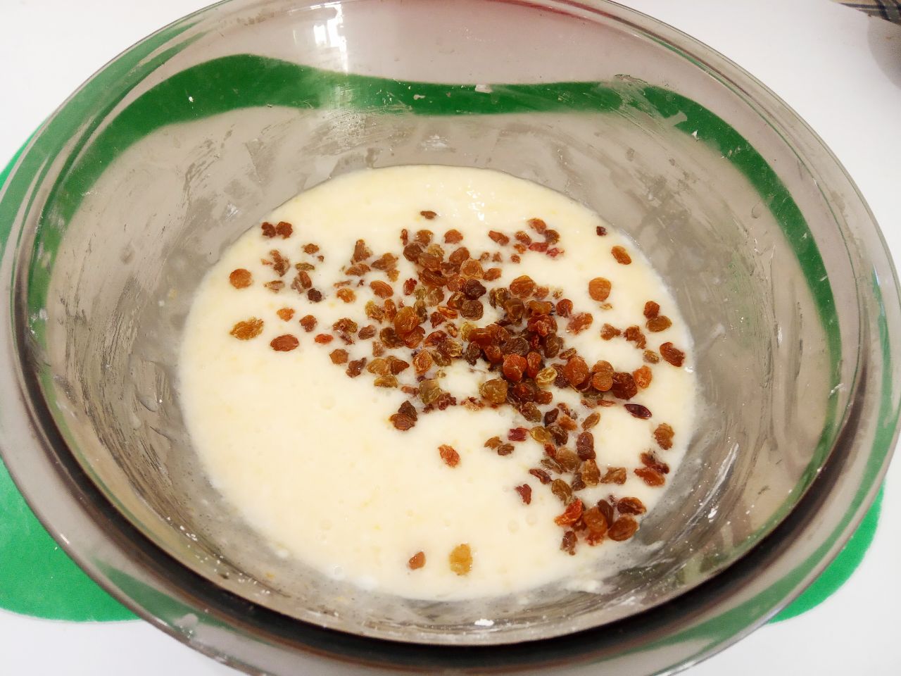 Домашнее печенье с изюмом и крахмалом, рассыпчатое и нежное: Кладем изюм в смесь, размешиваем.