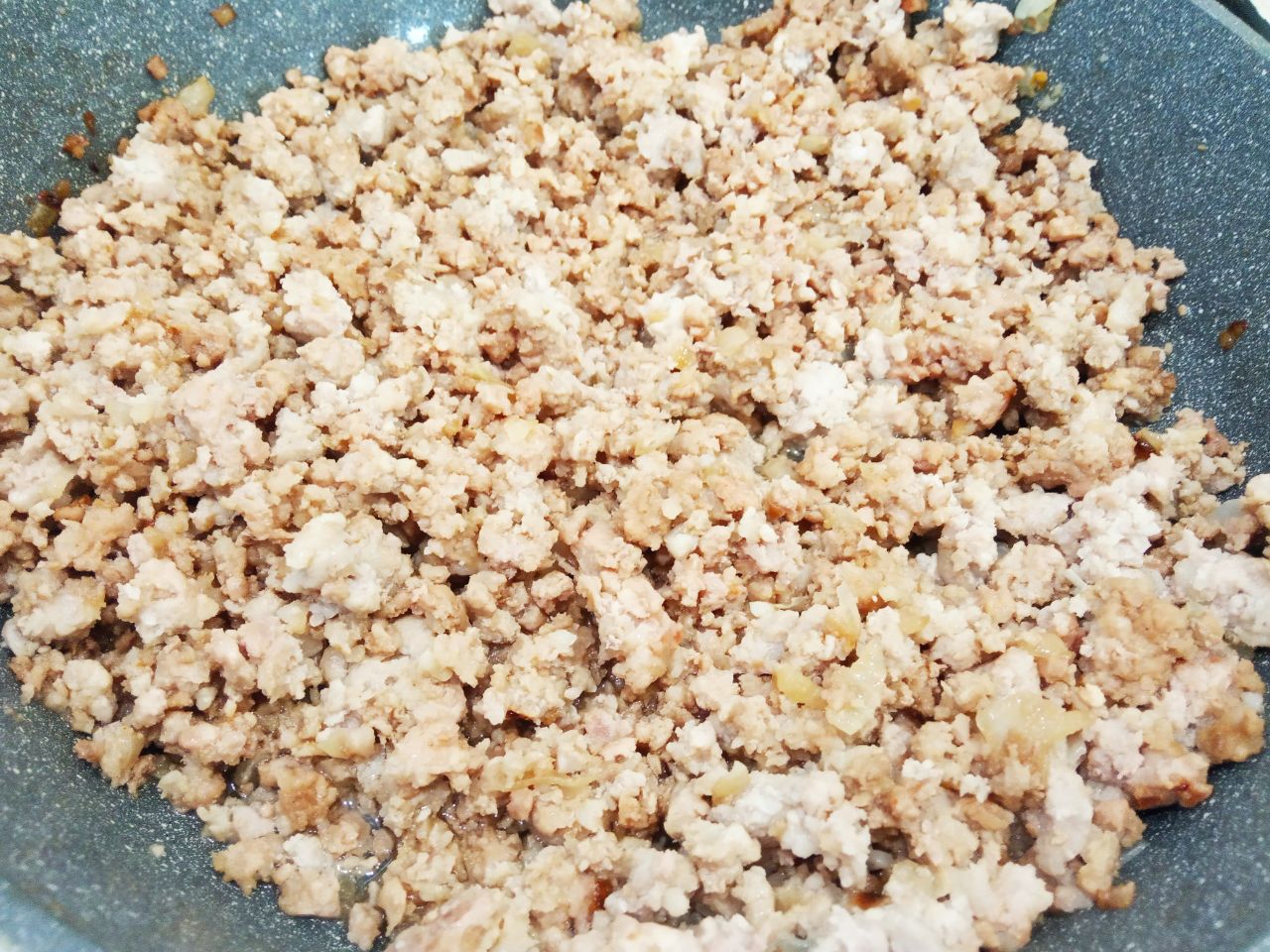 Картофельный рулет с мясной начинкой, запеченный в духовке: Кладем фарш, перемешиваем, обжариваем несколько минут.