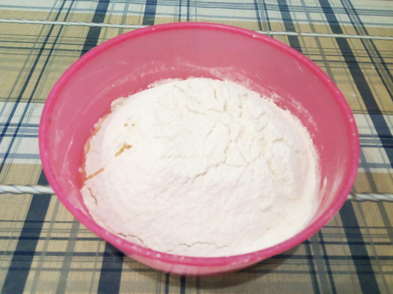 Печенье домашнее к чаю, мягкое и вкусное: Муку просеиваем через мелкое сито и добавляем в смесь.