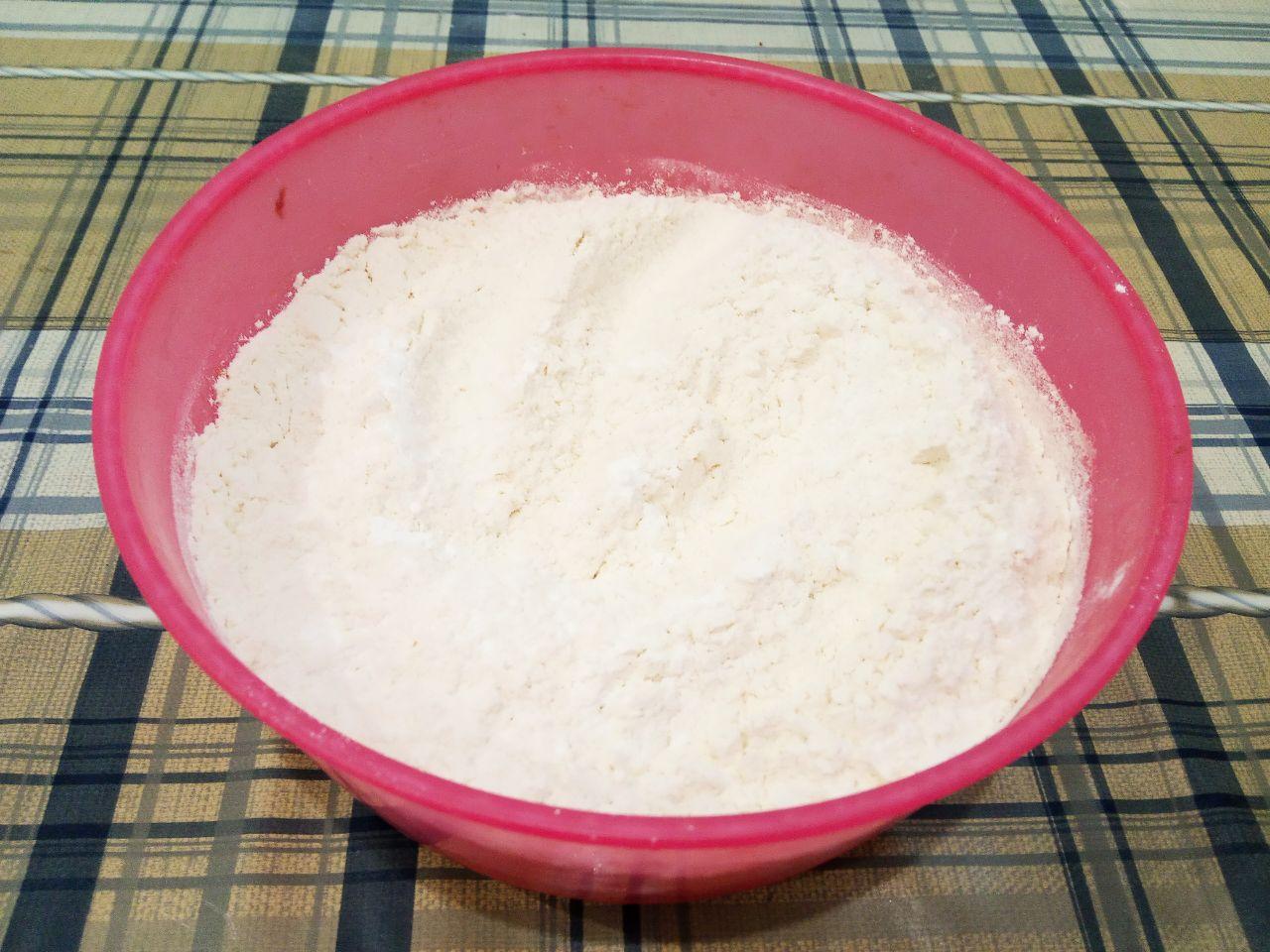 Домашнее печенье с кокосовой стружкой, рассыпчатое и песочное: Разрыхлитель для теста смешиваем с мукой и просеиваем через мелкое сито.