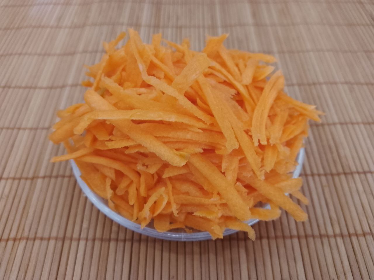 Перец с мясной начинкой и овощами, в духовке: Морковь очищаем, промываем водой и натираем на терке.