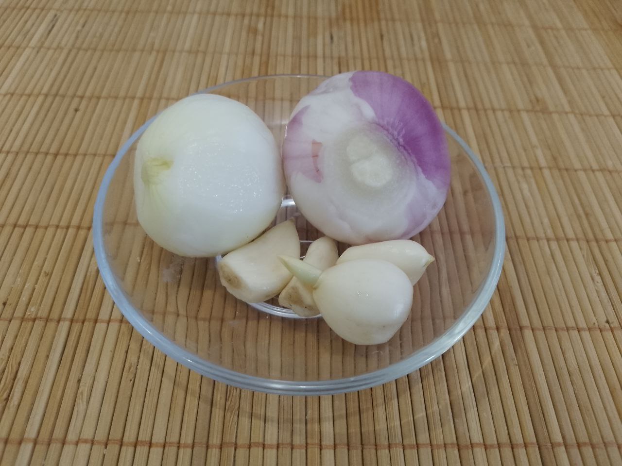 Домашние мясные котлеты, с начинкой из сыра, вкусные и аппетитные: Лук очищаем, промываем и пропускаем через мясорубку.