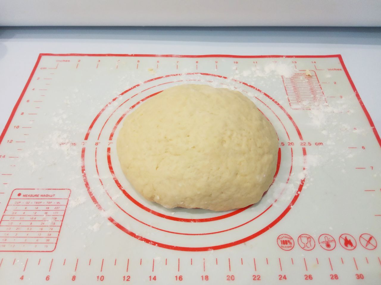 Рогалики с джемом на сметане, без яиц, просто и вкусно: Тесто кладем на полчаса в холодильник.