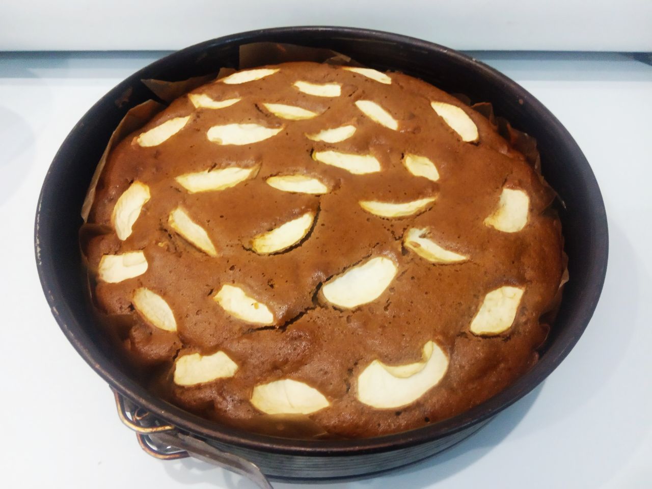 Шоколадный пирог на молоке с яблоками, вкусный и аппетитный: Духовку разогреваем до 180 С и ставим пирог для выпекания. Выпекаем пирог около 50-60 минут.