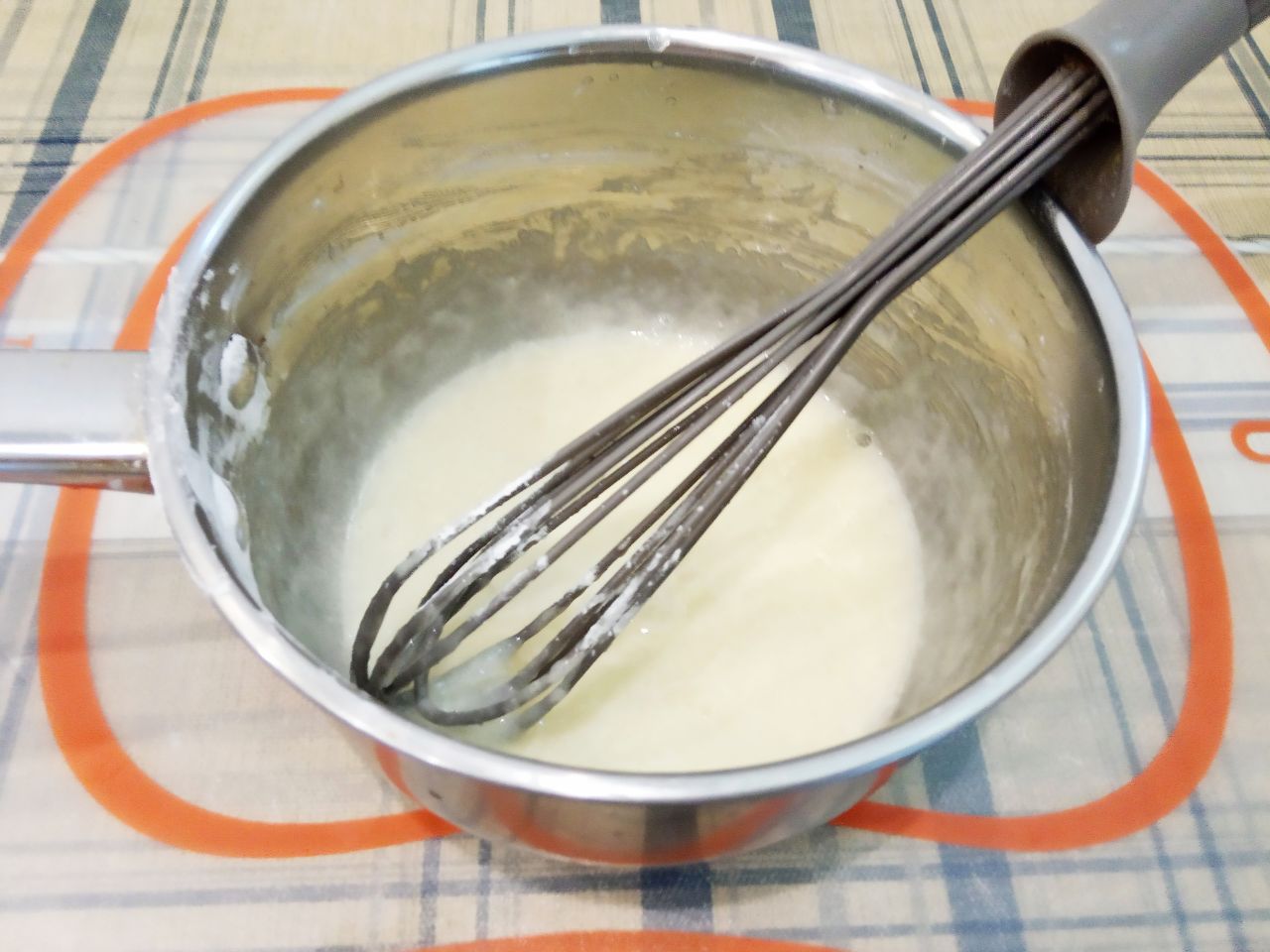Воздушные и нежные булочки с заварным кремом и изюмом: В сотейник насыпаем сахар, добавляем белки и размешиваем. Добавляем крахмал, размешиваем, вливаем молоко и