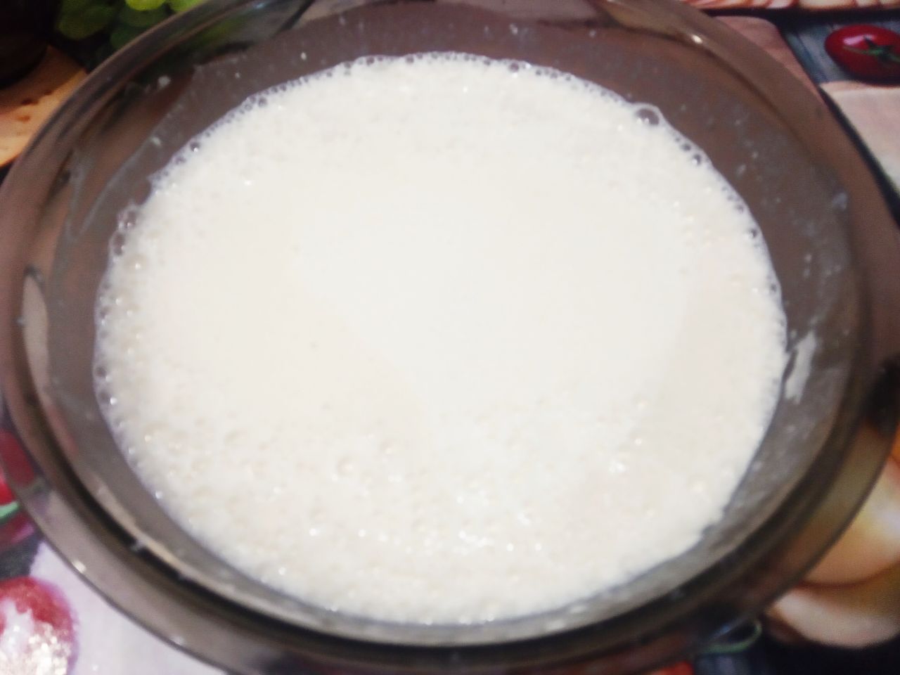 Блинчики с мясом и сыром, запеченные в духовке: Молоко подогреваем и выливаем в сухую смесь, размешиваем миксером до однородного состояния.