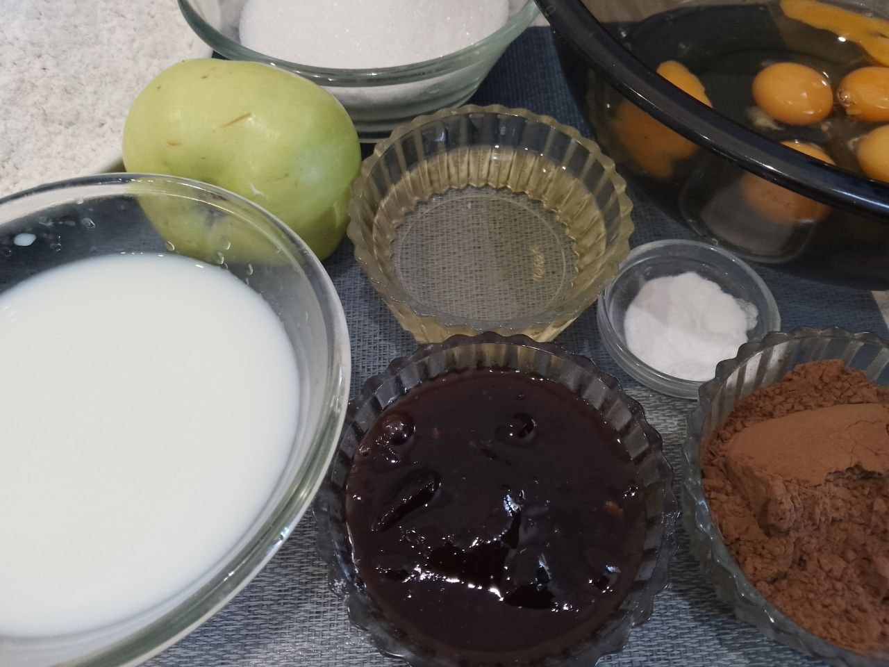 Шоколадный пирог с вареньем и яблоками