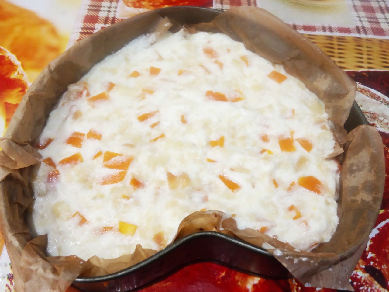 Запеченная тыква с яблоками, виноградом и яйцами, в духовке: Форму застилаем пергаментом и выкладываем размешанную массу.