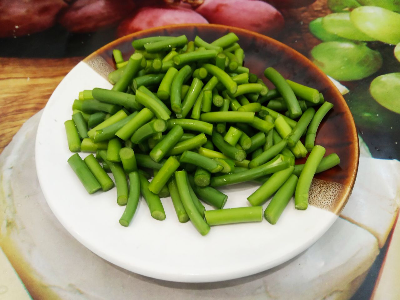 Вкусный и аппетитный завтрак из омлета, чесночных стрелок и сыра: Чесночные стрелки разрезаю на небольшие части.
