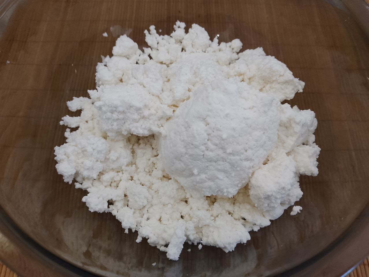 Пирог из песочной крошки и творога, вкусный и аппетитный: Приготовим творожную начинку.