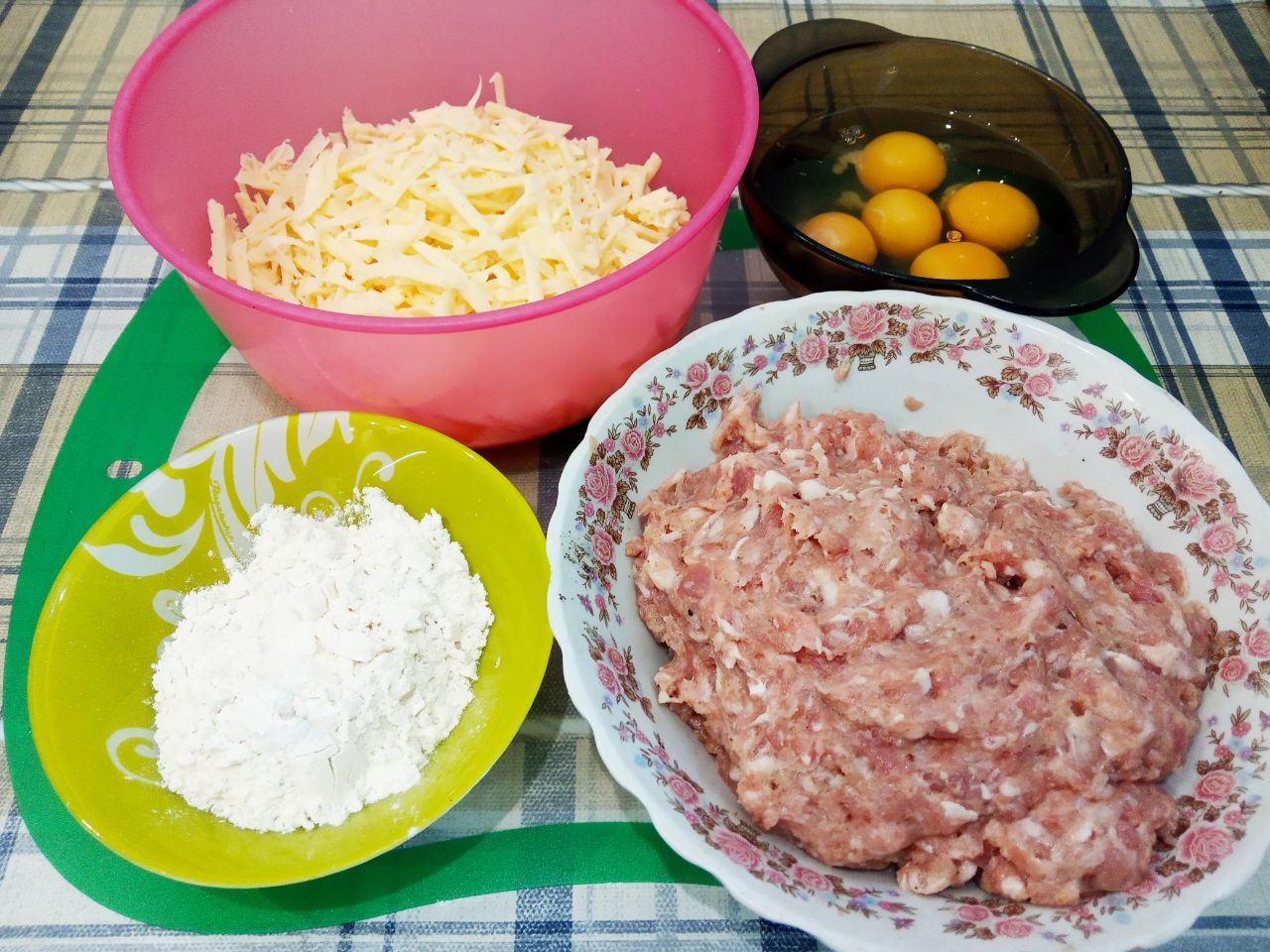 Аппетитные сырные блинчики с мясной начинкой