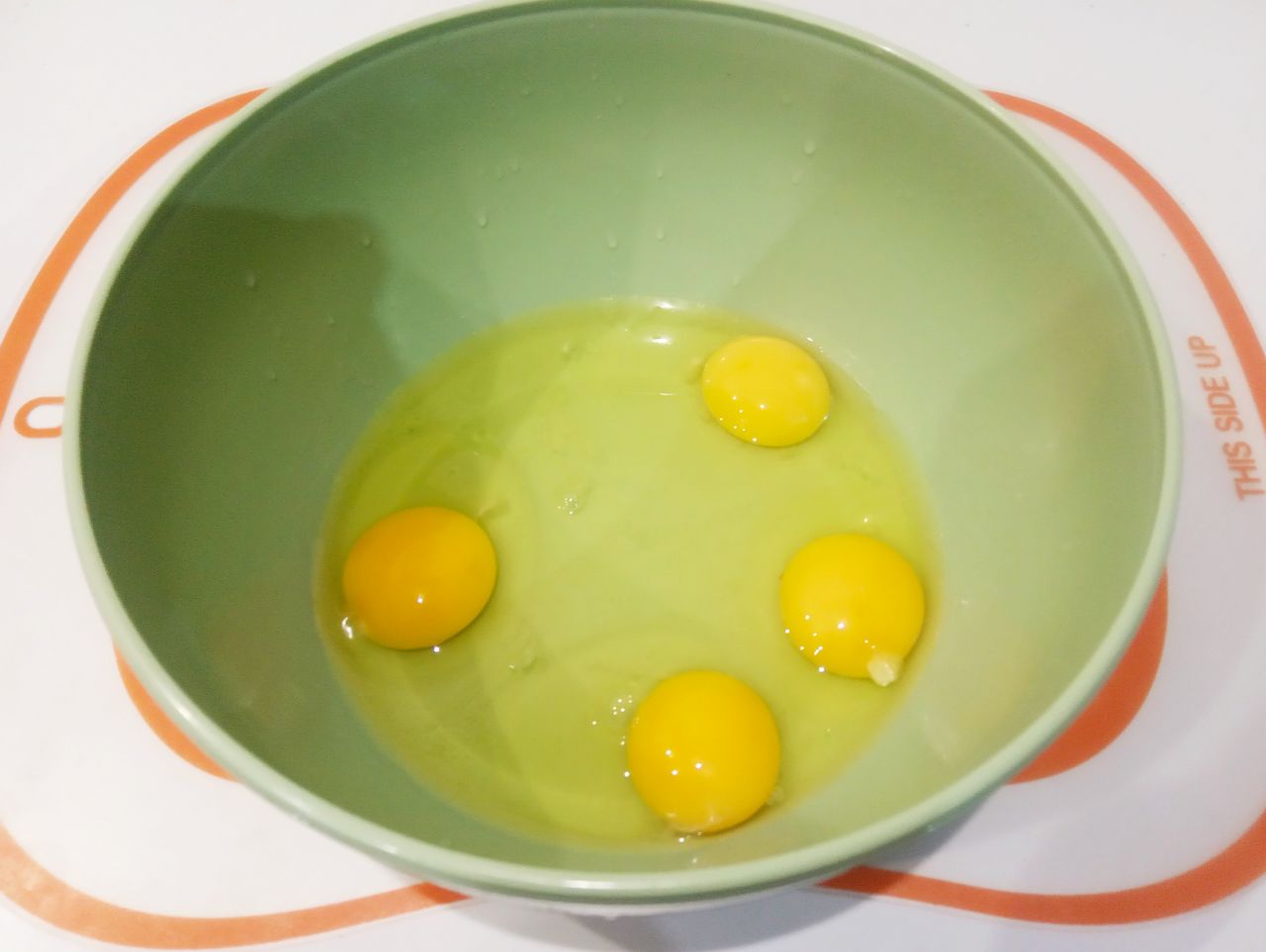Заливной пирог с фаршем и луком на сковороде, просто и вкусно: Яйца разбиваем в чашу, добавляем соль и взбиваем венчиком.