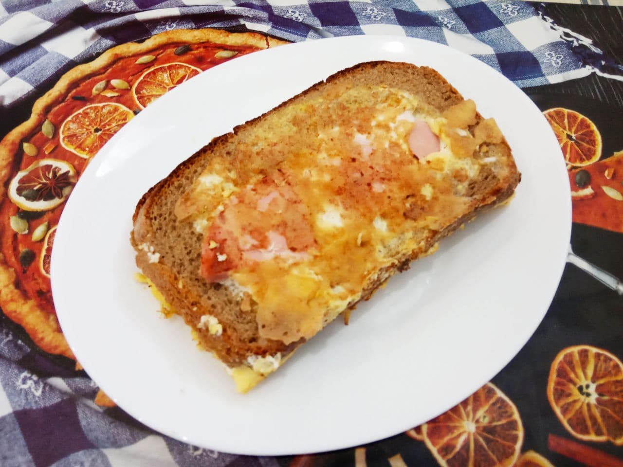 Горячие бутерброды на завтрак, не только быстро, но и вкусно: Затем соединяем бутерброды, украшаем овощами и зеленью по вкусу.