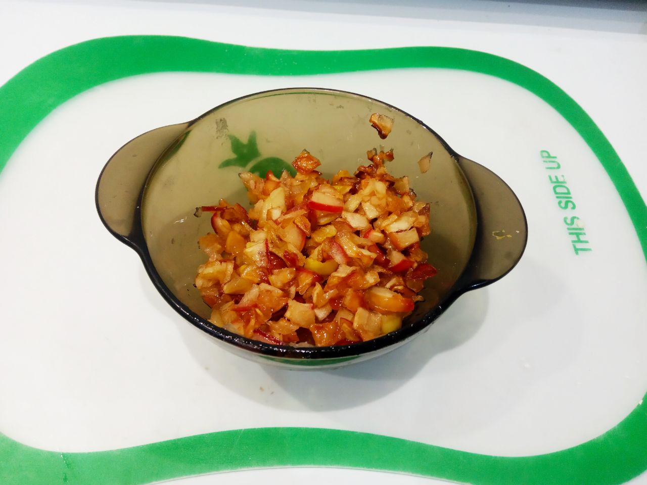 Оладьи с творогом и яблоками, просто и вкусно: На сковороду кладем сливочное масло и яблоки, тушим яблоки до размягчения.