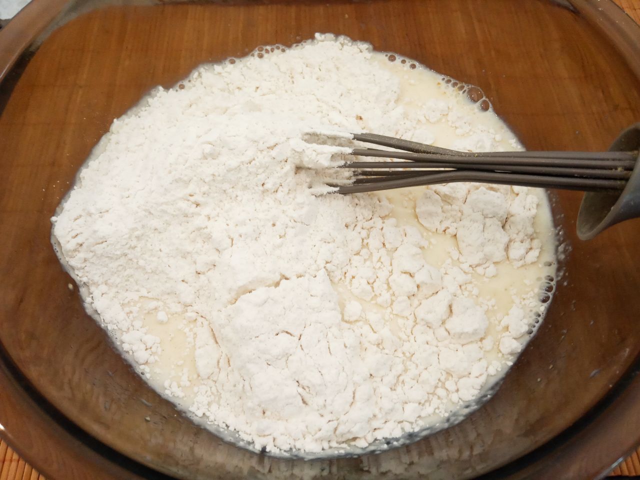 Картофельные блины со сметаной, вкусные и аппетитные: Всыпаем просеянную муку и размешиваем венчиком до исчезновения мучных комочков.
