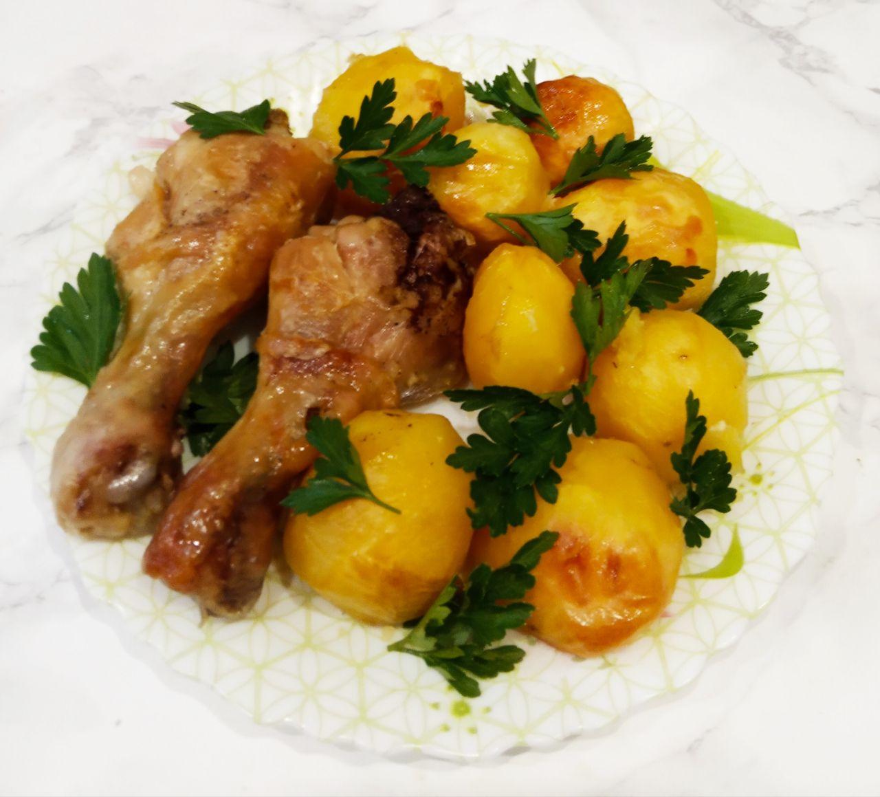 Просто и вкусно, запеченный картофель в рукаве: Когда картофель станет мягким по желанию можно разрезать рукав, чтобы картофель с мясом больше зарумянились,