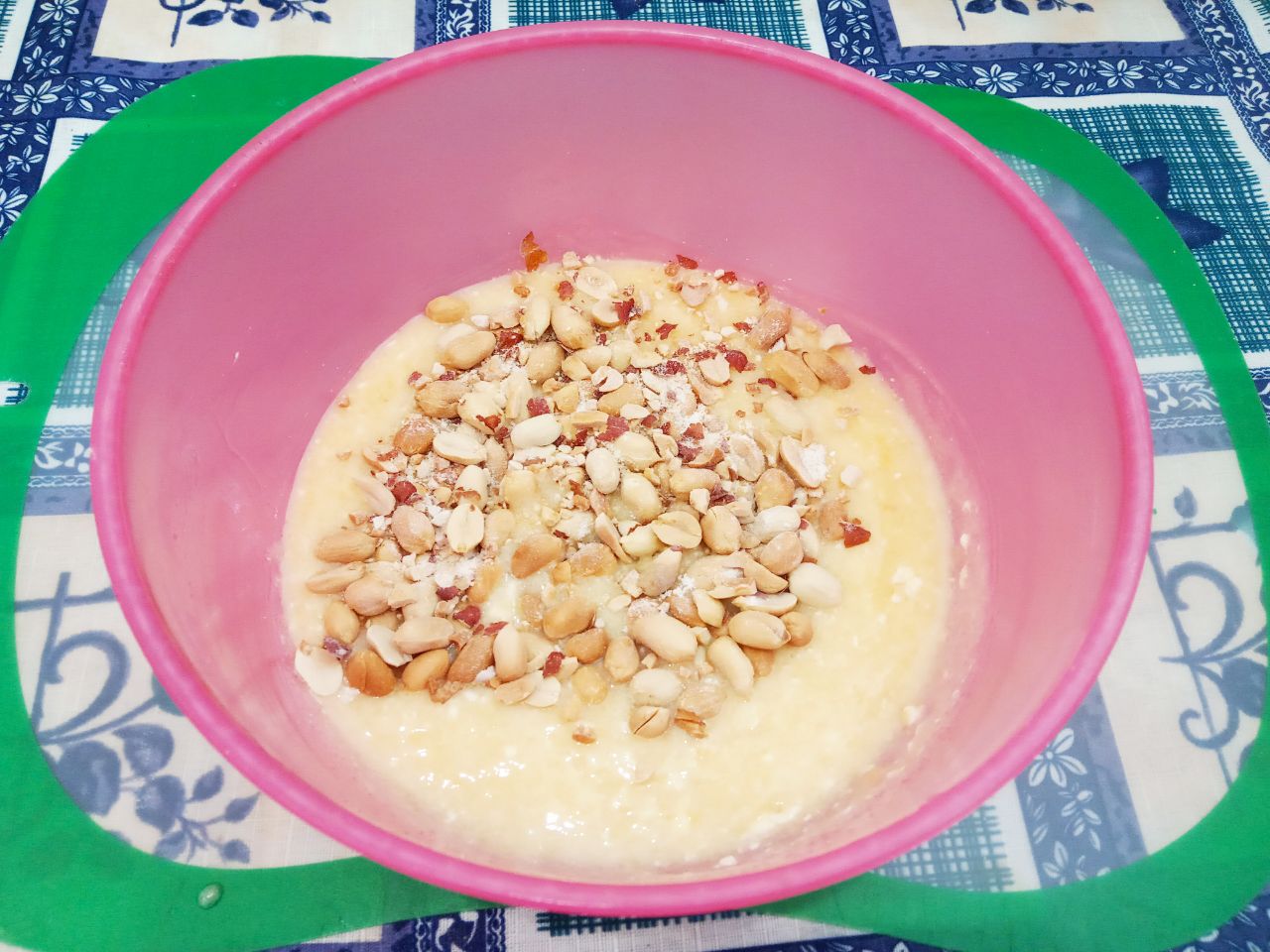 Печенье с орехами подсушенное в духовке, рассыпчатое и хрустящее: Добавляем орехи в смесь и размешиваем.