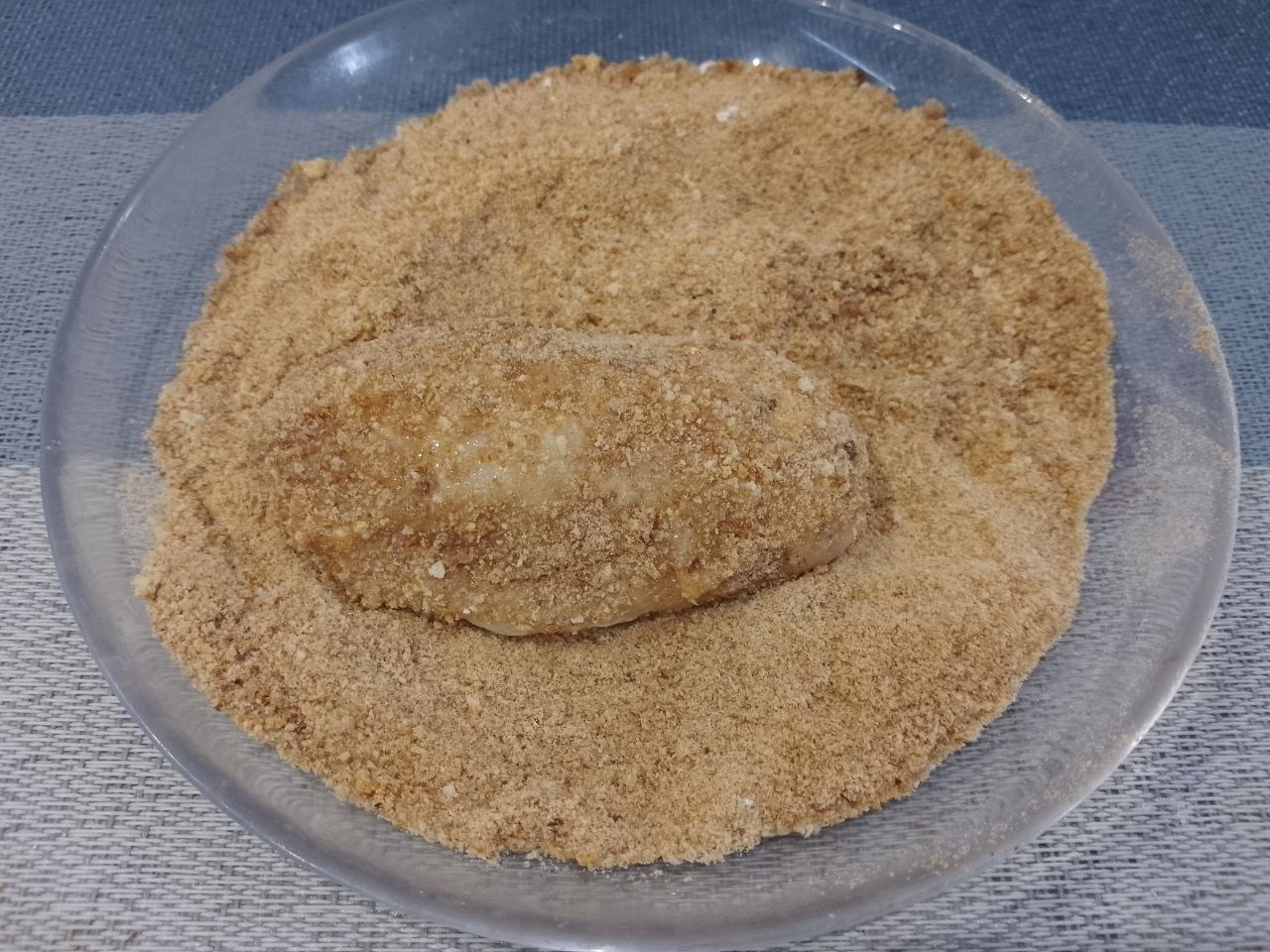 Котлеты из куриного мяса в яичном кляре и панировочных сухарях: После этого обваливаем котлеты в панировочных сухарях, создавая хрустящую корочку.