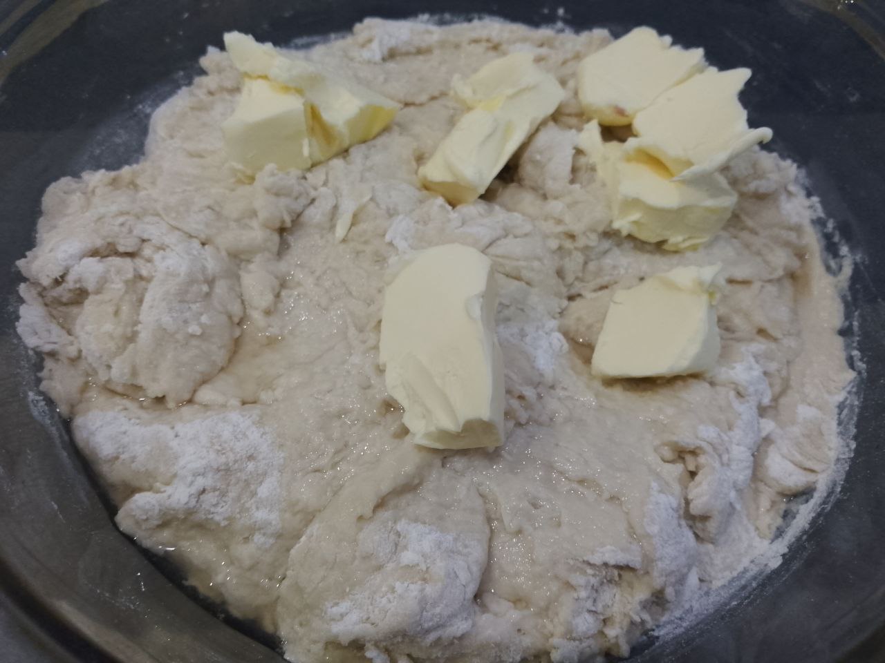 Булочки из слоеного теста с корицей и изюмом: В конце замешивания теста добавляем уксус и сливочное масло, замешиваем мягкое и нежное тесто.