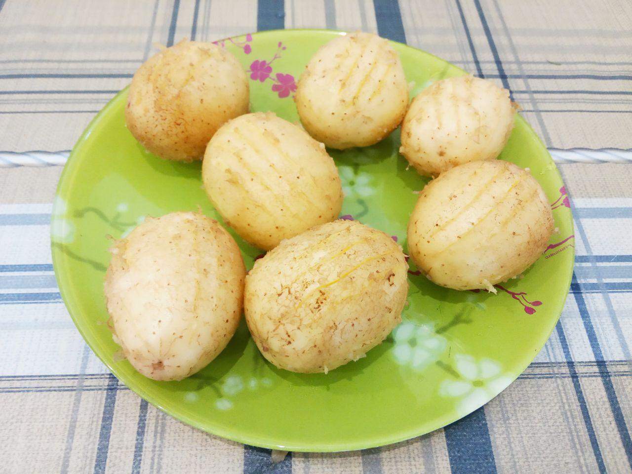 Картофель фаршированный сыром и зеленью, запеченный в духовке: Картофель вдоль прокалываем вилкой в нескольких местах и натираем солью. Смазываем картофель майонезом