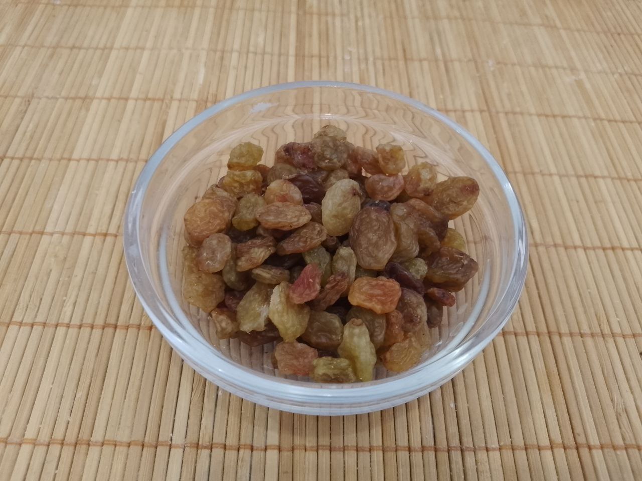 Пирог из песочной крошки и творога, вкусный и аппетитный: Изюм перебираем, промываем горячей водой и просушиваем.