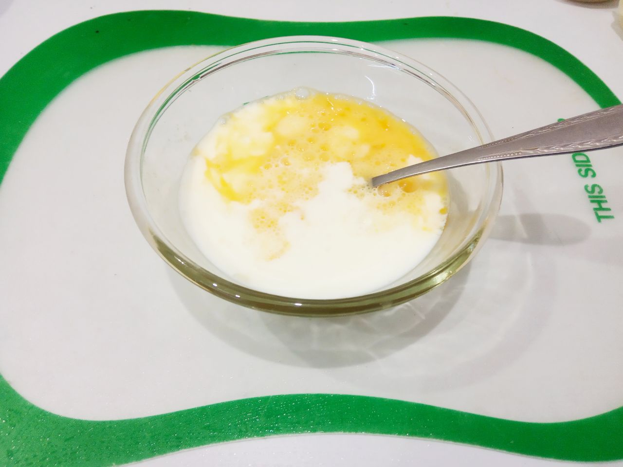 Цветная капуста в кляре, просто и вкусно: Добавляем молоко в яичную смесь, размешиваем.