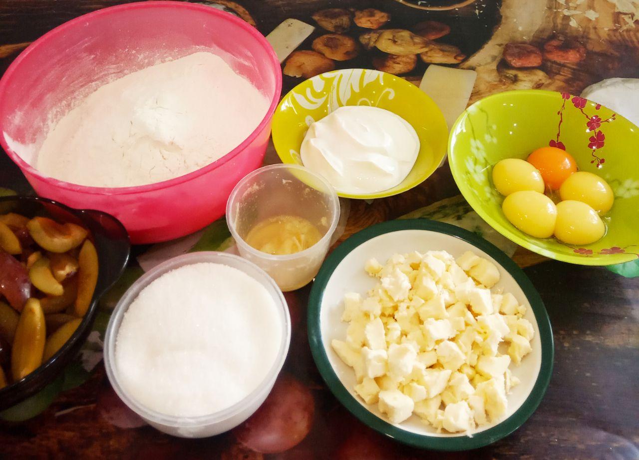 Рассыпчатое печенье с начинкой из свежих слив