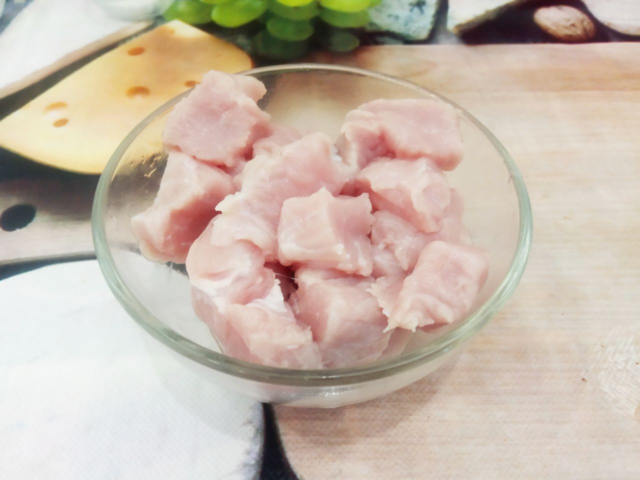 Киноа с мясом и овощами, полезно и сытно: Мясо промываем и разрезаем на маленькие кусочки, они быстрее сварятся.