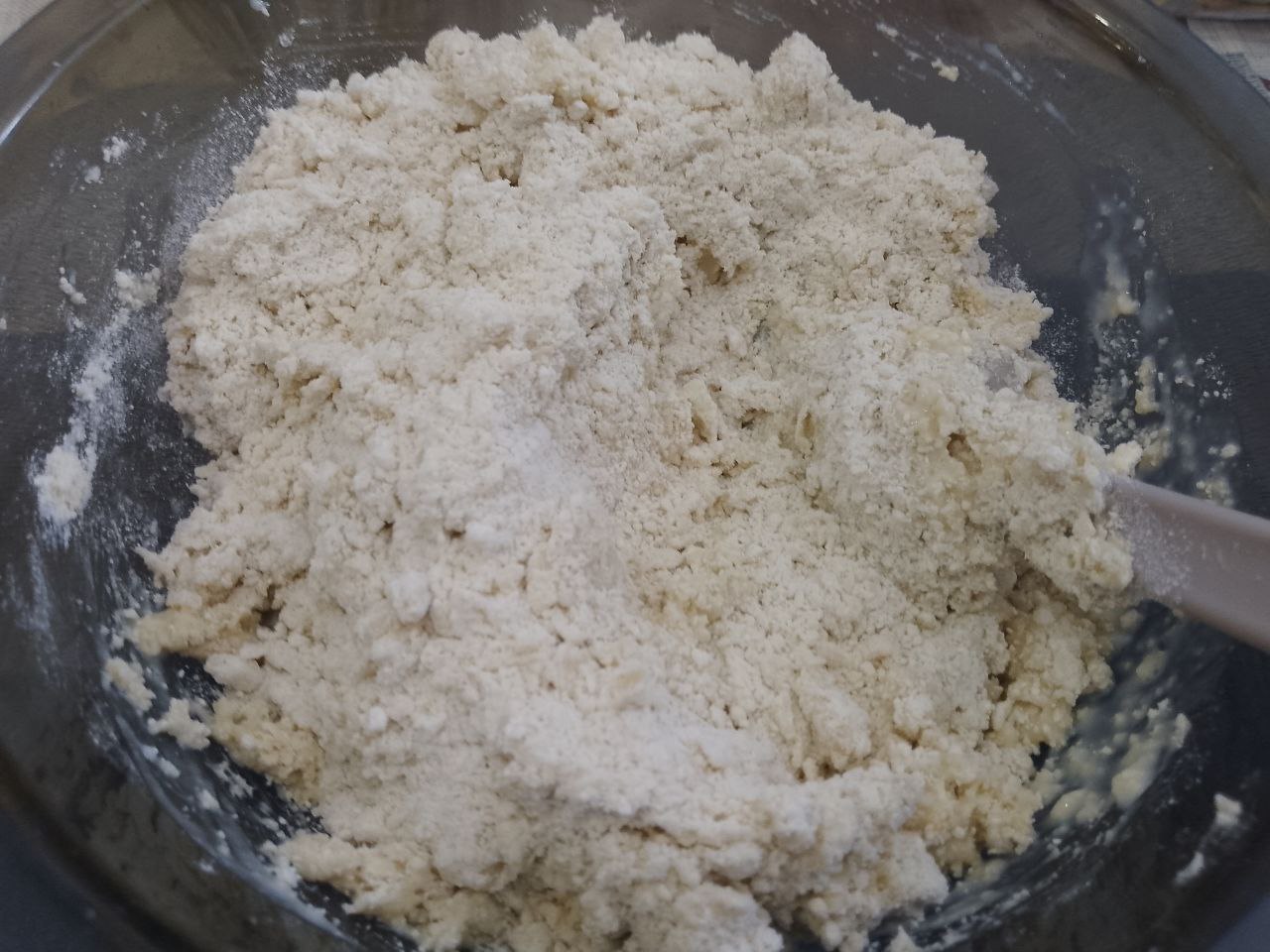 Печенье с кунжутом и семенами льна, приготовленное из теста с вареными яйцами: В мучную крошку выливаем смесь, сначала размешиваем потом замешиваем мягкое и нежное тесто. Тесто помещаем в