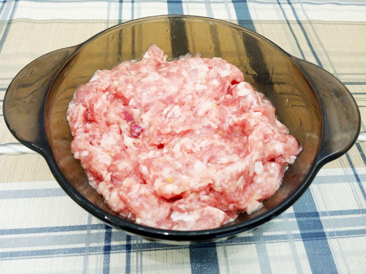 Овощной суп с зеленым горошком и мясными фрикадельками: Любой фарш, у меня свиной солим и перчим по вкусу, добавляем яйцо и хорошо размешиваем. В фарш я добавляю