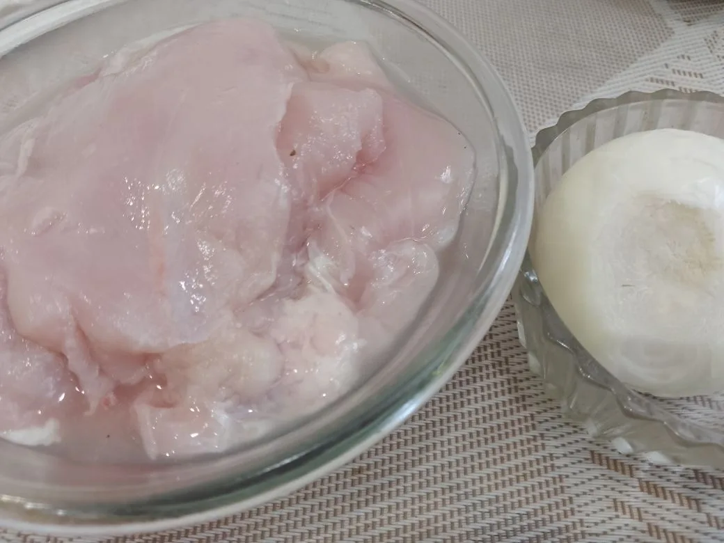 Оладьи с куриным филе,жареные на сковороде: Куриное мясо или филе, тщательно промываем водой и просушиваем.