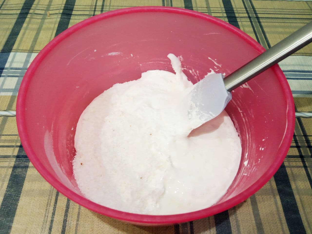 Печенье с начинкой из кокосовой стружки, просто и вкусно: Добавляем крахмал и кокосовую стружку, размешиваем.