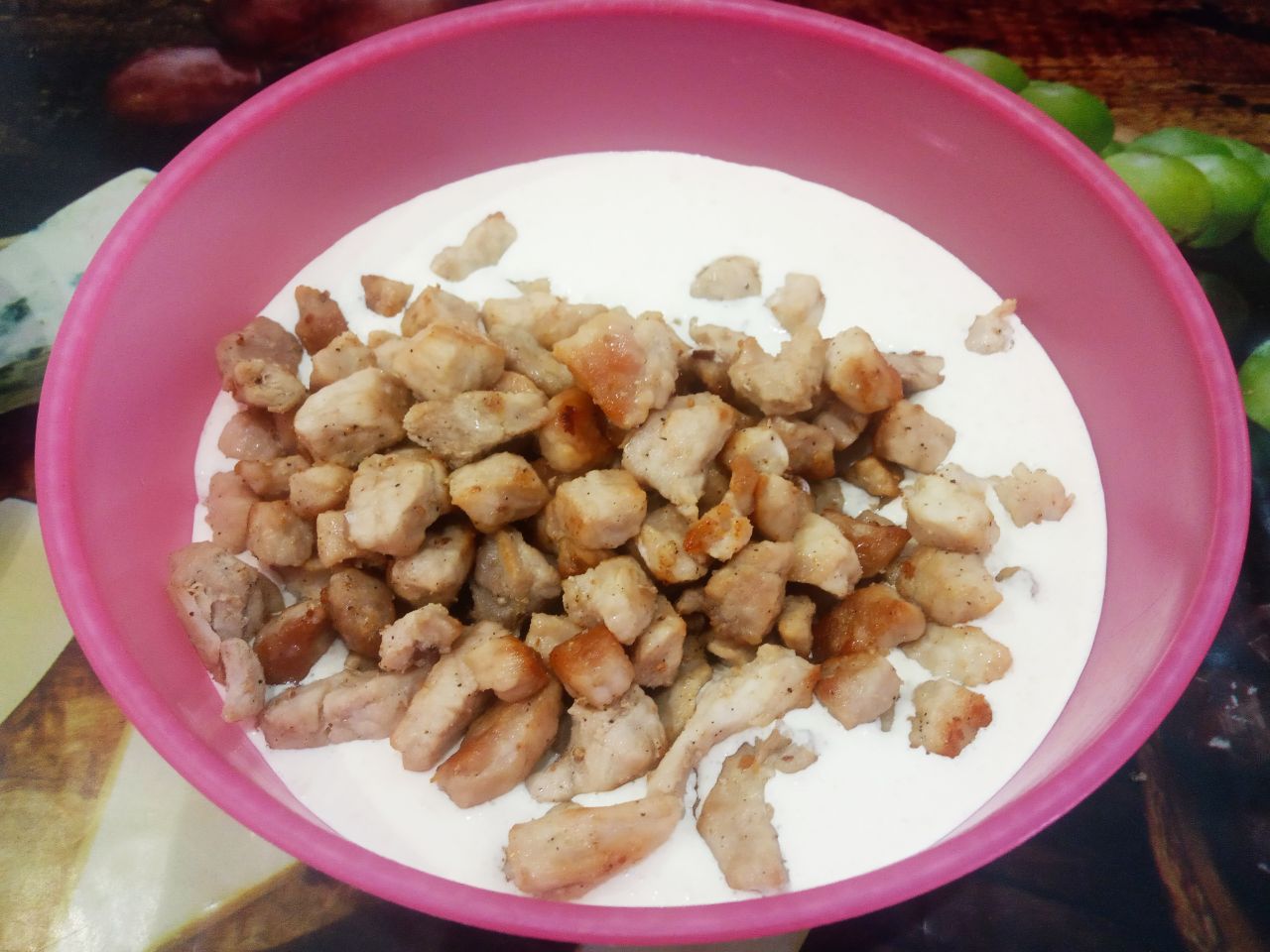Мясной соус со сметаной, сыром и вареными желтками, к макаронам: В конце приготовления соуса, добавляем обжаренное мясо и перемешиваем.