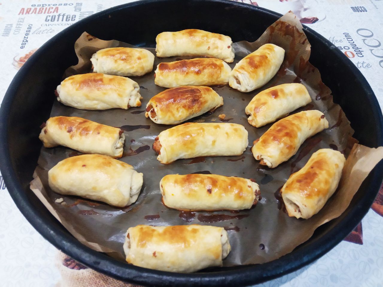 Пирожки из слоёного теста с мясной начинкой: Духовку разогреваем до 180 С и выпекаем около 30 минут до готовности.