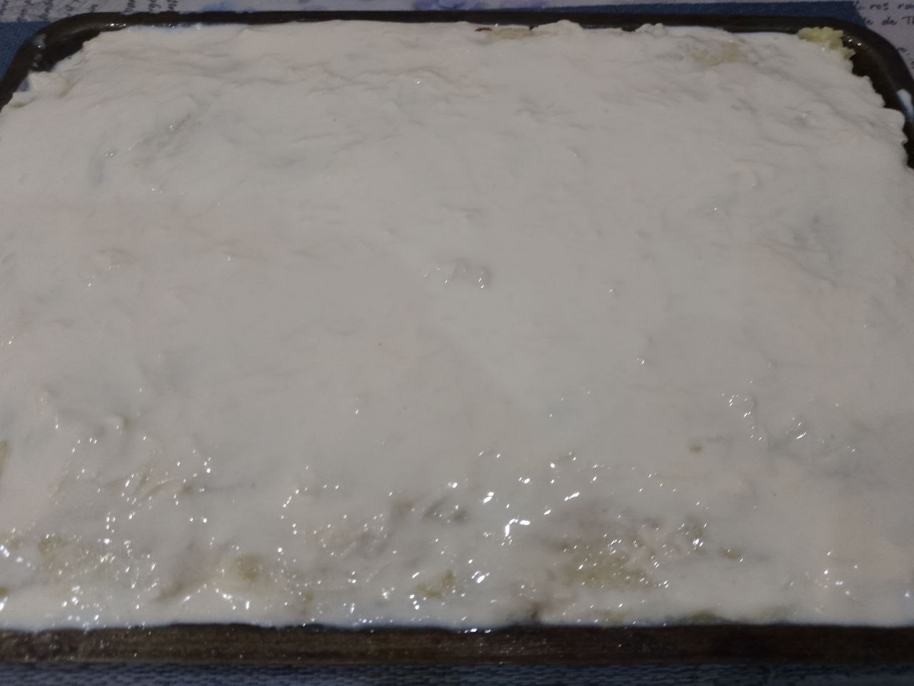 Картофельная запеканка с куриным филе, в духовке: Выкладываем оставшееся пюре и заливаем оставшейся заливкой.