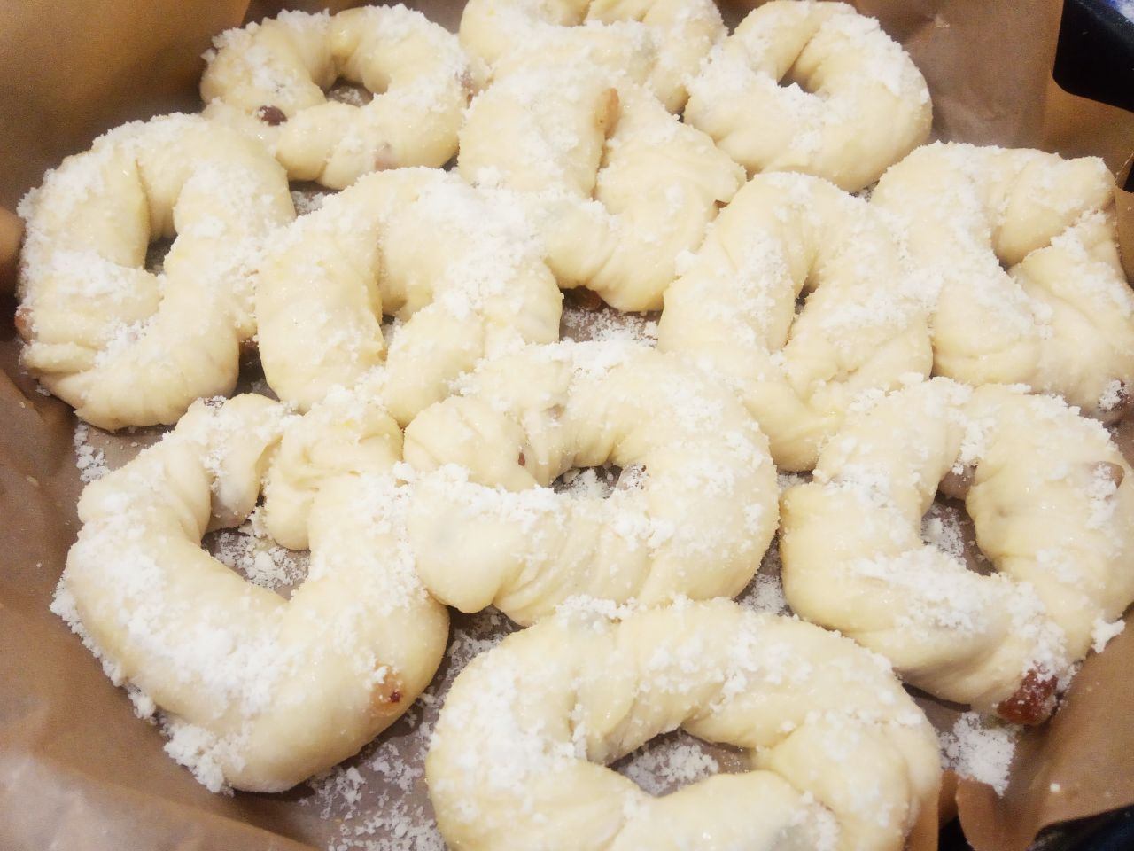 Булочки с начинкой из жареных яблок, изюма и корицы: Укладываем булочки на противень, ставим на расстойку теста, потом смазываем желтковой смесью, посыпаем